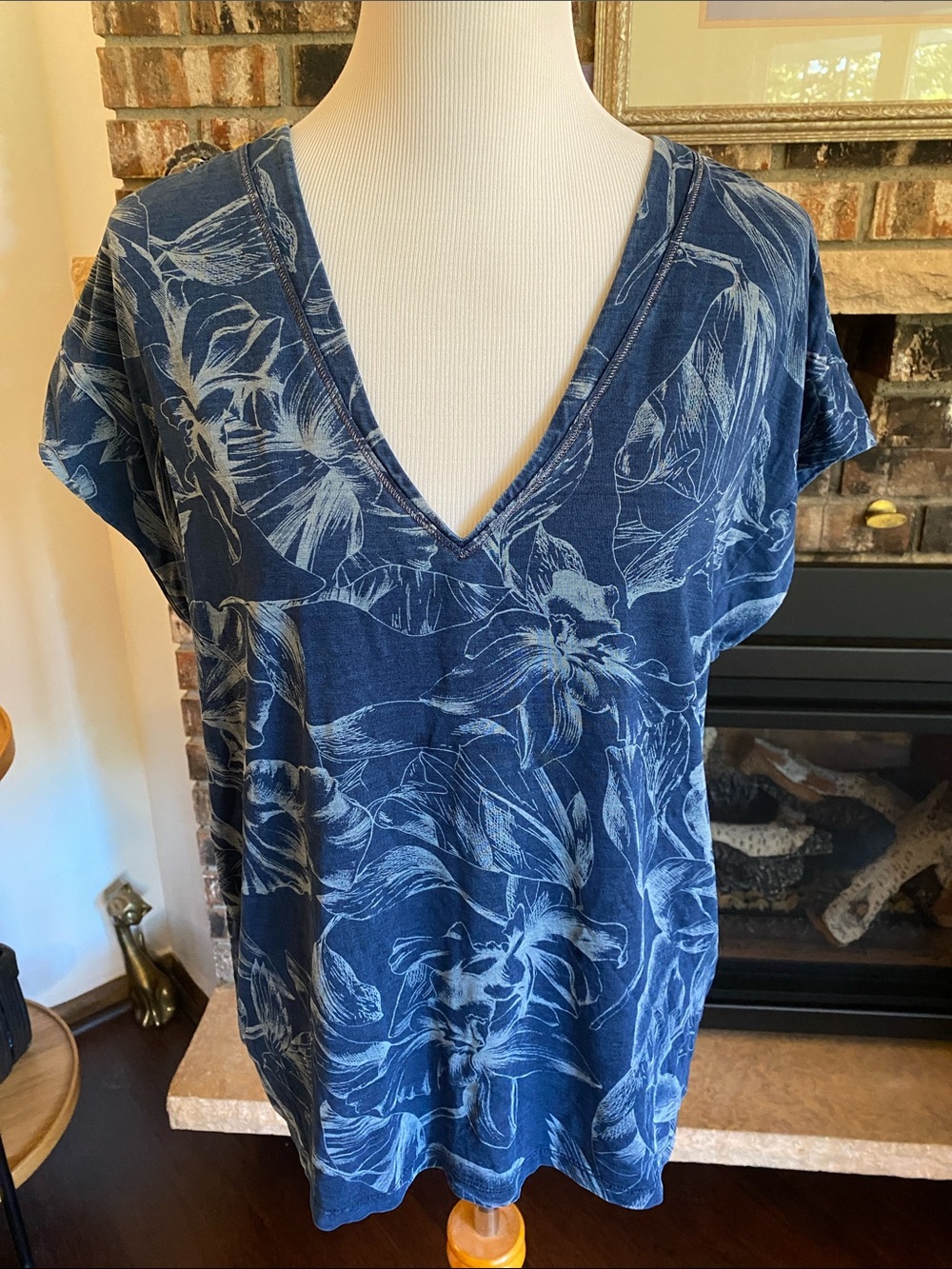 WHBM WHITE HOUSE BLACK MARKET blue floral deep v-neck top. Silver metallic threa